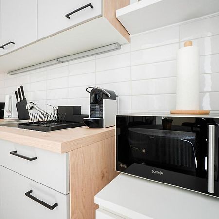 Chic Newly-Renovated Apartment Steps From Subway In Vienna'S Hernals District Exteriör bild