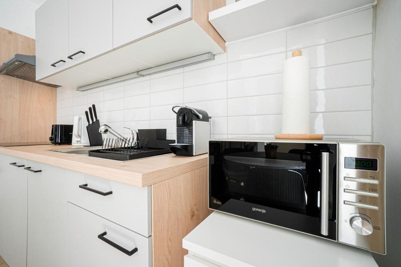 Chic Newly-Renovated Apartment Steps From Subway In Vienna'S Hernals District Exteriör bild